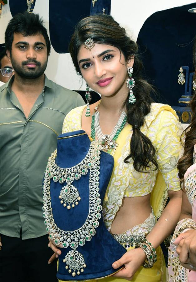 Actress Sreeleela opens jewelery showroom in vizag - Sakshi10