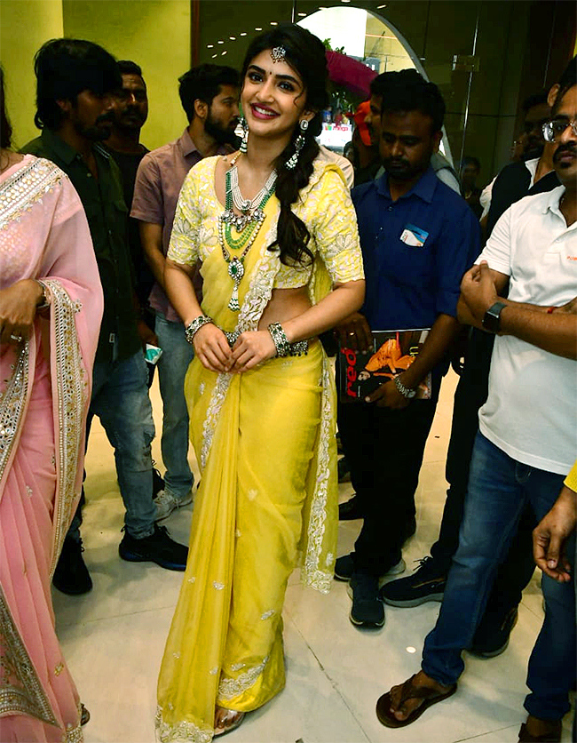 Actress Sreeleela opens jewelery showroom in vizag - Sakshi12
