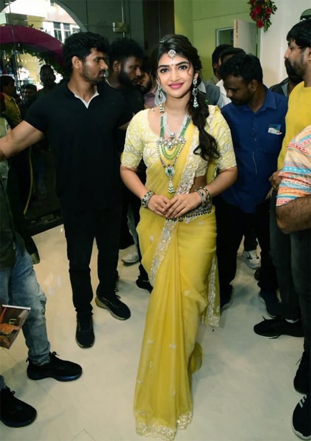 Actress Sreeleela opens jewelery showroom in vizag - Sakshi15
