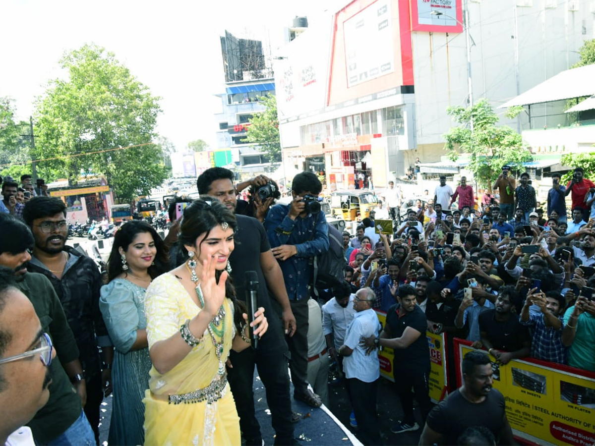Actress Sreeleela opens jewelery showroom in vizag - Sakshi2