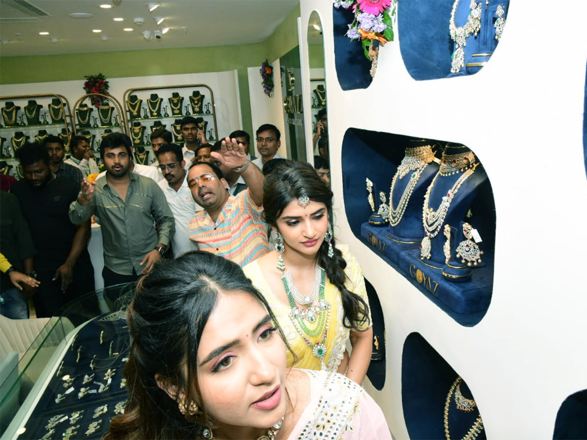 Actress Sreeleela opens jewelery showroom in vizag - Sakshi4