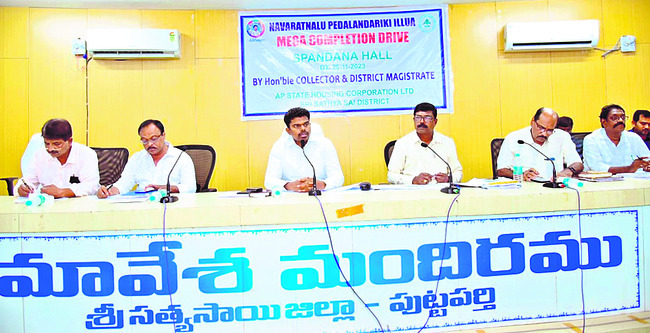 సమీక్షలో మాట్లాడుతున్న కలెక్టర్ అరుణ్బాబు 2