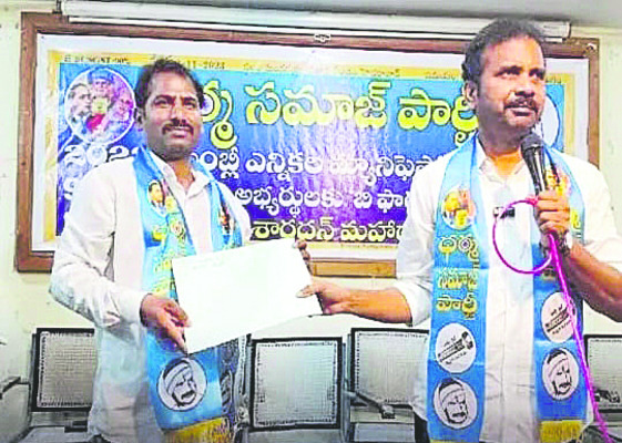 బీఫామ్ అందుకుంటున్న జీవన్ 3
