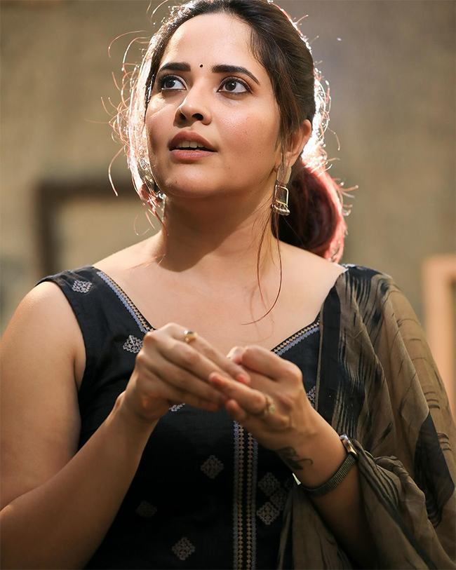 Anasuya Bharadwaj in black saree Photos - Sakshi4