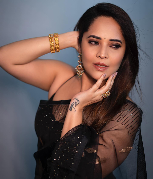 Anasuya Bharadwaj in black saree Photos - Sakshi9