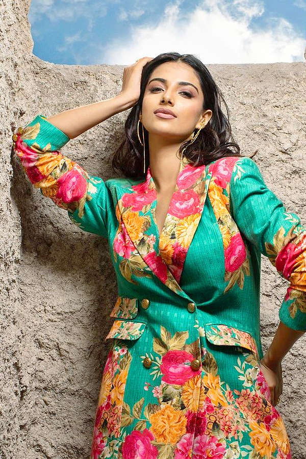 Meenaakshi Chaudhary Latest Stunning PHotos - Sakshi3