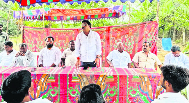 మద్దతుదారులతో మాట్లాడుతున్న
కాటం ప్రదీప్కుమార్గౌడ్1