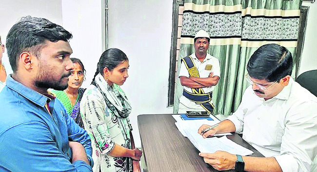  పార్వతీపురం: వినతులను స్వీకరిస్తున్న జేసీ గోవిందరావు
3