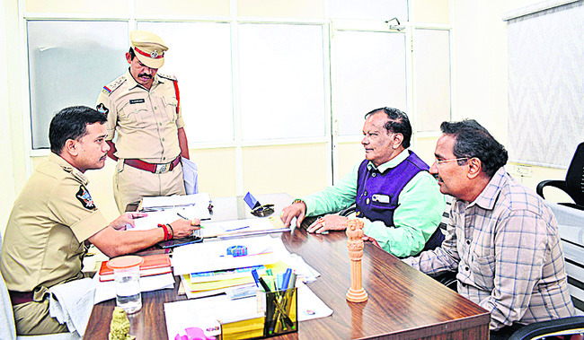 పార్వతీపురం టౌన్‌: బాధితుల సమస్యలు అడిగి తెలుసుకుంటున్న అదనపు ఎస్పీ దిలీప్‌కిరణ్‌2