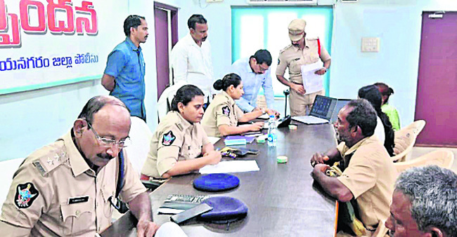  ఫిర్యాదులు స్వీకరిస్తున్న ఎస్పీ ఎం.దీపిక
1