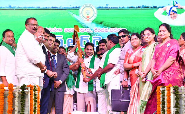 CM Jagan Releases YSR Rythu Bharosa Funds to Farmers at Puttaparthi Photos - Sakshi6
