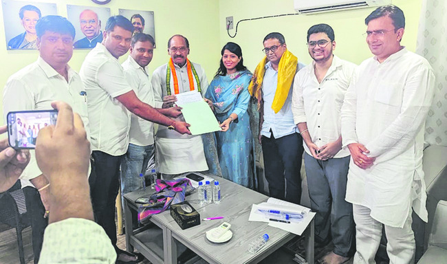 బీఫామ్ అందుకుంటున్న గిరిజా షెట్కార్ 1