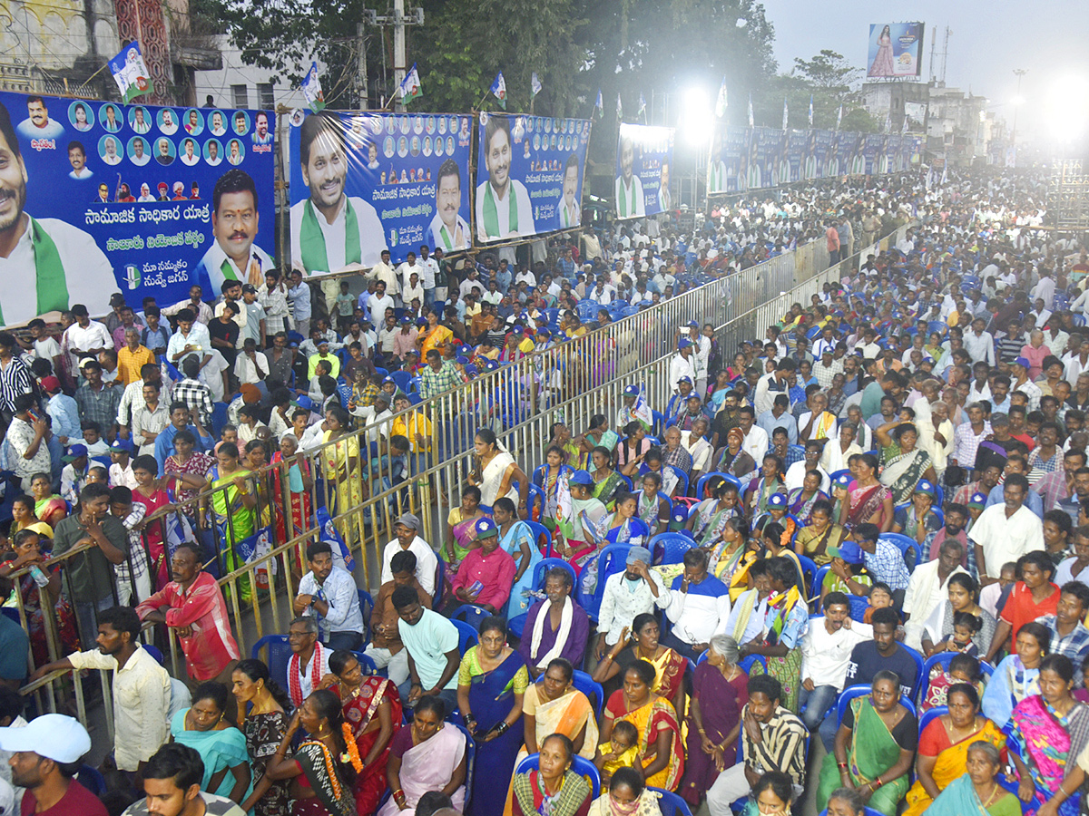 YSRCP Samajika Sadhikara Bus Yatra Photos - Sakshi2