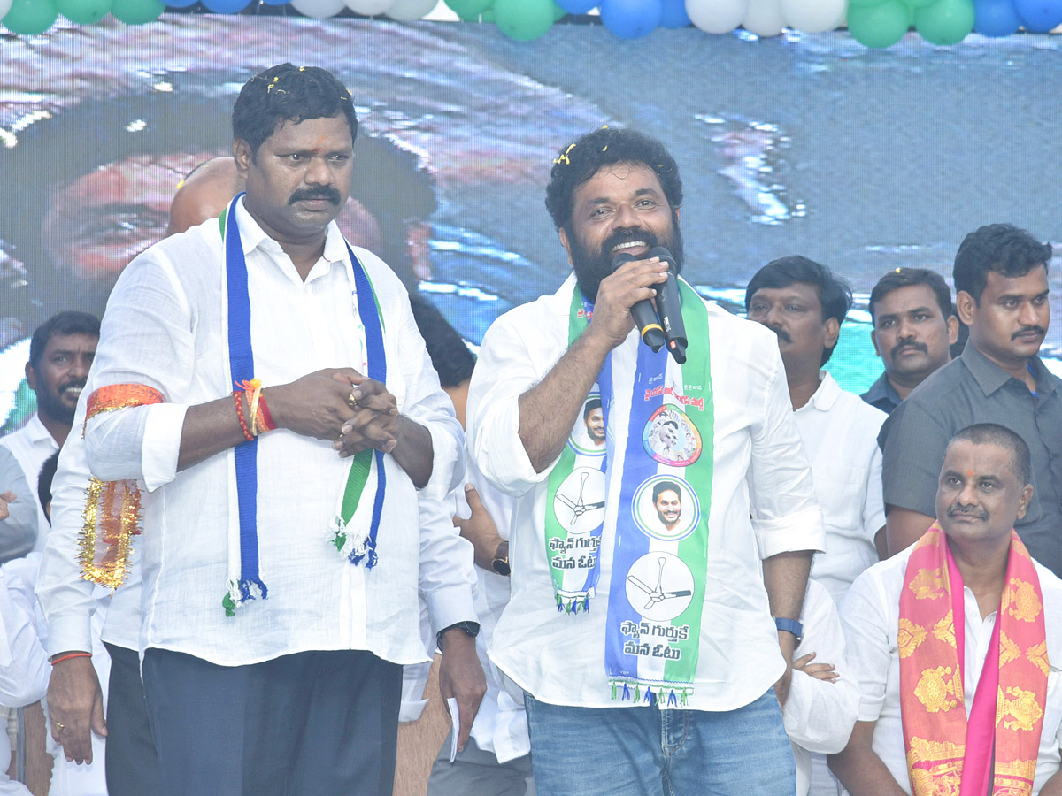 YSRCP Samajika Sadhikara Bus Yatra Photos - Sakshi23