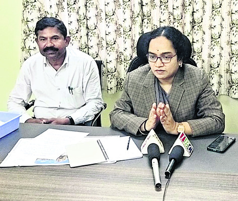 సమావేశంలో మాట్లాడుతున్న జడ్జి దీప్తి
1