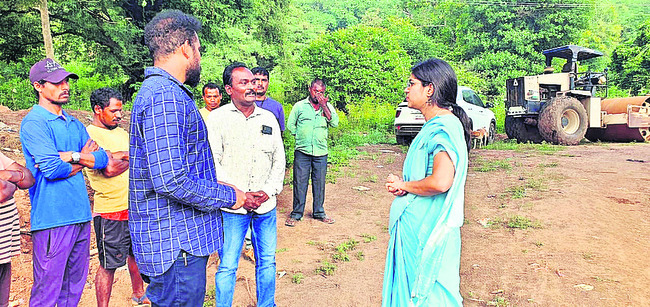 రోడ్డు పనులపై చర్చిస్తున్న ఐటీడీఏ పీఓ
కల్పనాకుమారి  
1