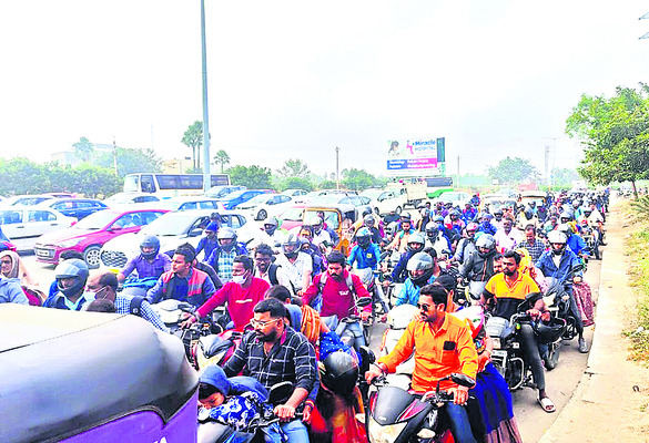 బీబీనగర్: ఎయిమ్స్ సమీపంలో హైవేపై
నిలిచిన వాహనాలు
1
