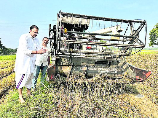 వరి పంటను పరిశీలిస్తున్న 
సీబీఐ మాజీ జేడీ లక్ష్మీనారాయణ3