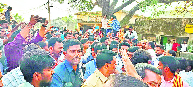 ఘర్షణ పడుతున్న నాయకులు1