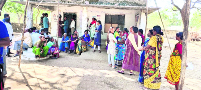 పోలింగ్ కేంద్రం వద్ద నిరీక్షిస్తున్న ఓటర్లు3