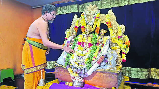 నిత్యకల్యాణ క్రతువును నిర్వహిస్తున్న అర్చకుడు1