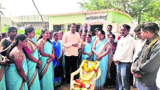 అంగన్‌వాడీ భవనానికి భూమిపూజ 
చేస్తున్న ఎమ్మెల్యే పుట్టస్వామి గౌడ2