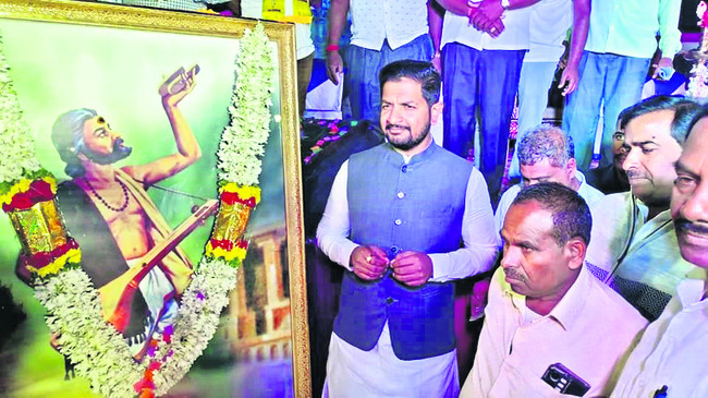 కనకదాస చిత్రపటానికి ఎమ్మెల్యే పూజలు 1