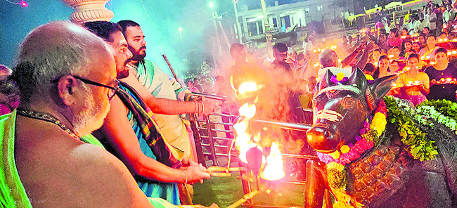 త్రయోదశి పర్వదినంగా నందికి నవహారతులు ఇచ్చిన వేదపండితులు 3