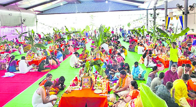 సామూహిక సత్యనారాయణ స్వామి వ్రతాలు నిర్వహిస్తున్న భక్తులు1