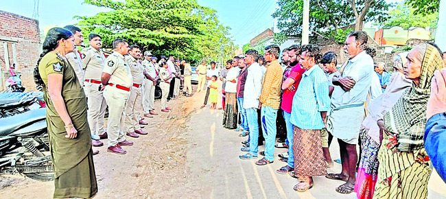 కాలనీవాసులతో మాట్లాడుతున్న పోలీసు
అధికారులు1