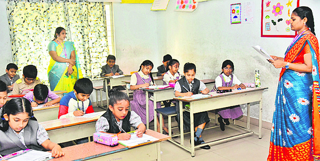 సాక్షి మ్యాథ్స్‌బీ రాస్తున్న చిన్నారులు 1