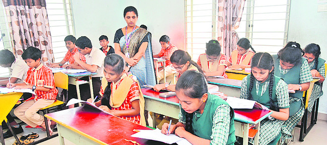 మ్యాథ్స్‌బీ రాస్తున్న విద్యార్థులు 2