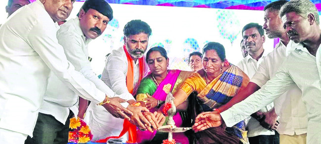 కార్యక్రమాన్ని ప్రారంభిస్తున్న దృశ్యం
1