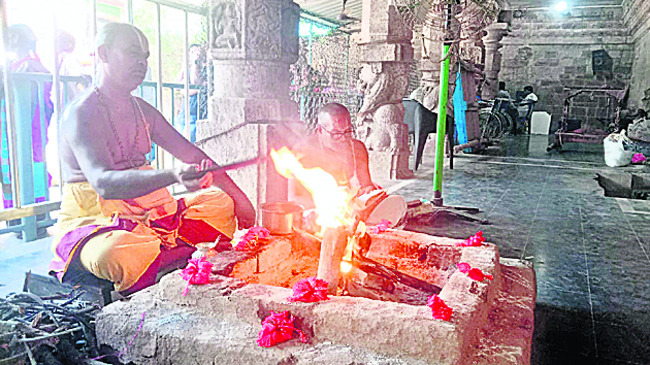 యాగశాలలో హోమం జరిపిస్తున్న అర్చకులు 1