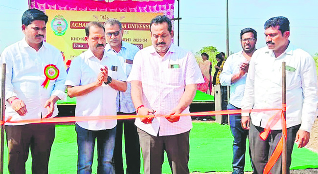 ఖోఖో పోటీలను ప్రారంభిస్తున్న
మైనీడి శ్రీనివాసరావు 1