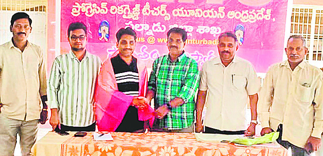 నూతన కార్యవర్గ ప్రతినిధులను
అభినందిస్తున్న యూనియన్ ప్రతినిధులు 2