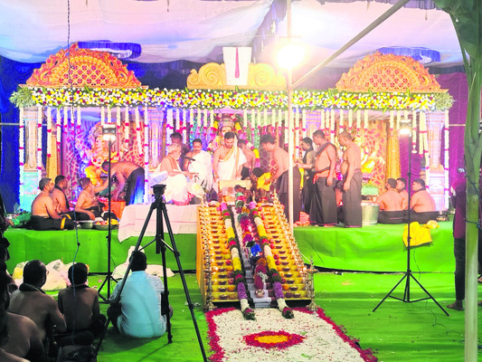 పడి పూజ నిర్వహిస్తున్న అయ్యప్ప స్వాములు 1