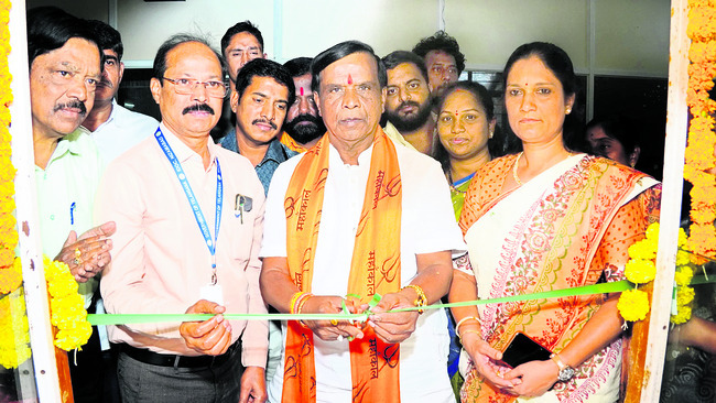 ఆరోగ్యశ్రీ పథకాన్ని ప్రారంభిస్తున్న అర్బన్‌ ఎమ్మెల్యే ధన్‌పాల్‌ సూర్యనారాయణగుప్తా 1