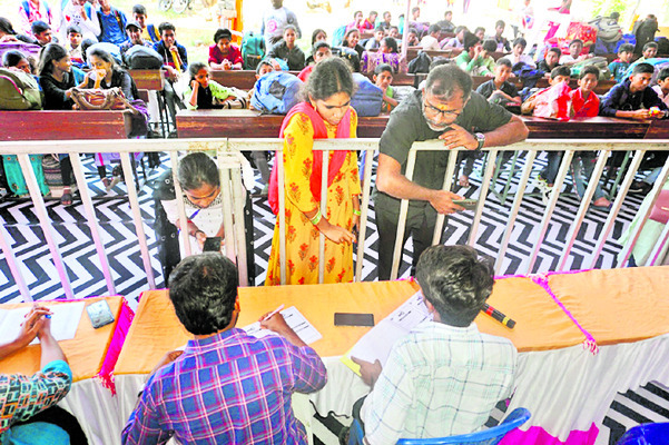 పేర్లు నమోదు చేయిస్తున్న ఉపాధ్యాయులు 1