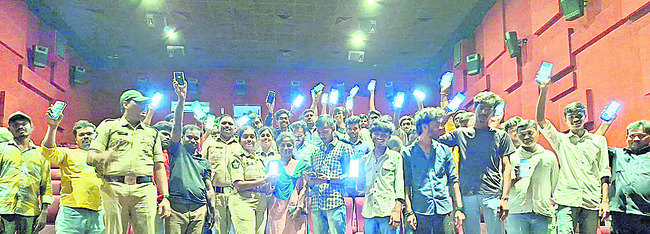 పార్వతీపురం పట్టణంలో దిశ యాప్‌ డౌన్‌లోడ్‌ కార్యక్రమం (ఫైల్‌) 1