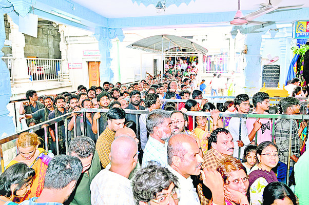 భక్తులతో నిండిపోయిన క్యూలు1