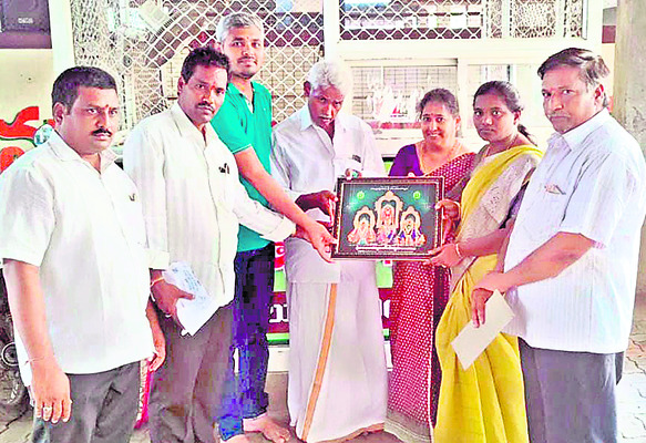 దాత జగన్నాథమూర్తికి స్వామివారి
చిత్రపటం అందజేస్తున్న ఈఓ మాధవి2