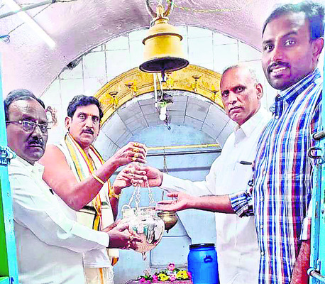 మొగలికుదురులో మల్లేశ్వరస్వామికి 
ధారాపాత్ర సమర్పిస్తున్న సూరిబాబు3