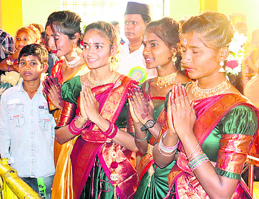 మొక్కులు చెల్లిస్తున్న భక్తులు2