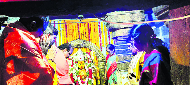 కంకలమ్మకు పూజలు చేస్తున్న ఎమ్మెల్యే పాల్వాయి 
హరీశ్‌బాబు, మాజీ ఎమ్మెల్యే రాజలక్ష్మి
7