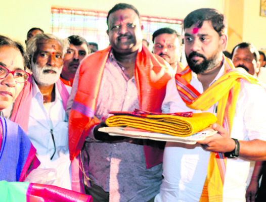 కంకలమ్మకు పట్టు వస్త్రాలతో ఎమ్మెల్యే పాల్యాయి హరీశ్‌బాబు
8