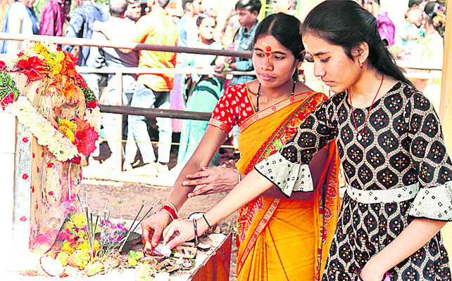 గుట్టపై దీపాలు వెలిగిస్తూ..1