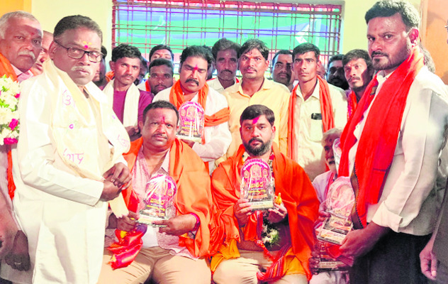 ఎమ్మెల్యేను సన్మానిస్తున్న సభ్యులు
3