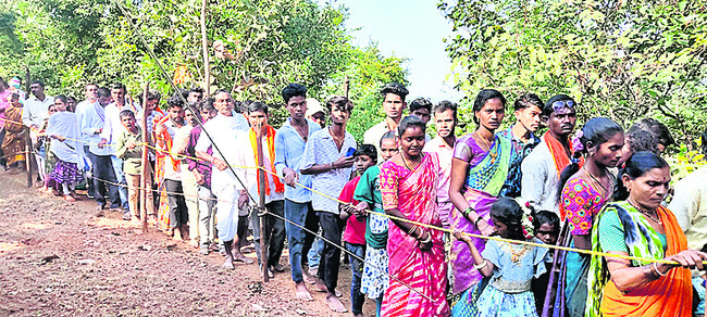క్యూలైన్‌లో భక్తులు...6