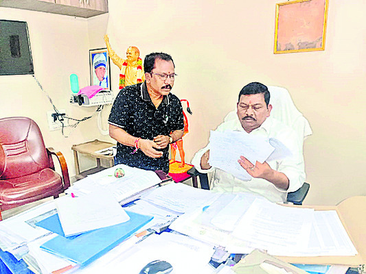 అభివృద్ధి పనులపై  ఆరా తీస్తున్న 
ఉప ముఖ్యమంత్రి రాజన్నదొర 4